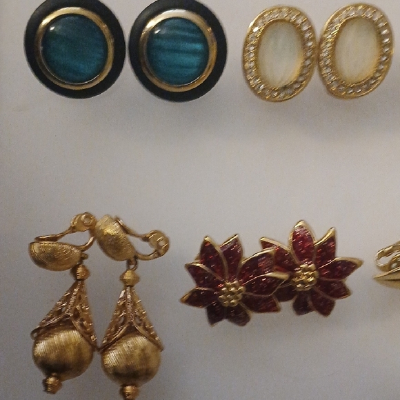 VINTAGE 24 PAIRS VINTAGE CLIP ON EARRINGS LIKE NEW CONDITION EVERY PAIR!!! - Picture 2 of 13